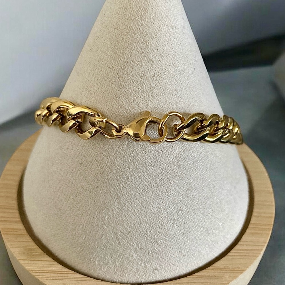 14 Karate Cuban link Gold plated 9 inch long, 8mm bracelet - Gold - Picture 5 of 5